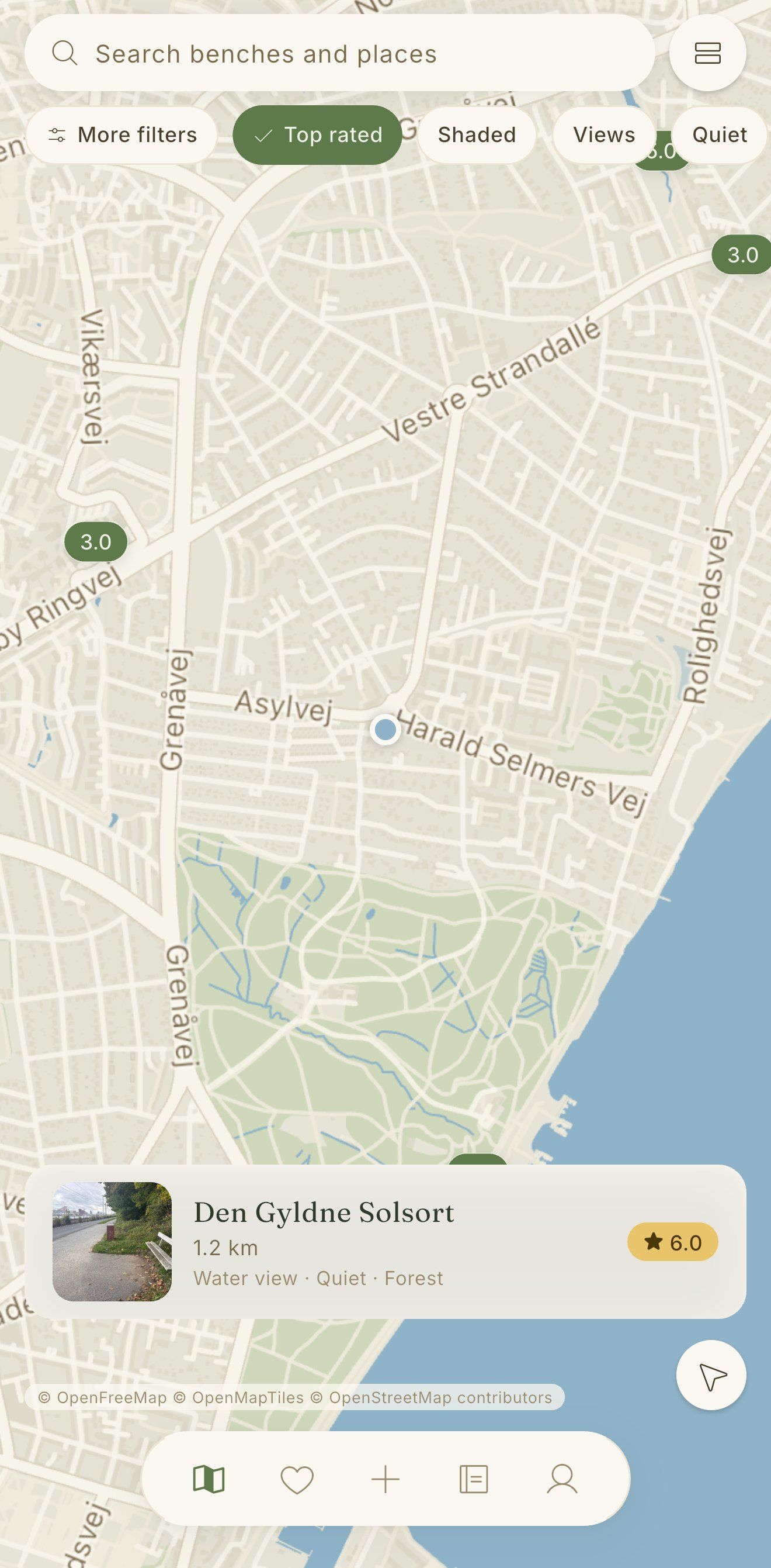 The Bænk map in Aarhus, rated bench pins around a park by the sea, with filters for top rated, shaded, views and quiet