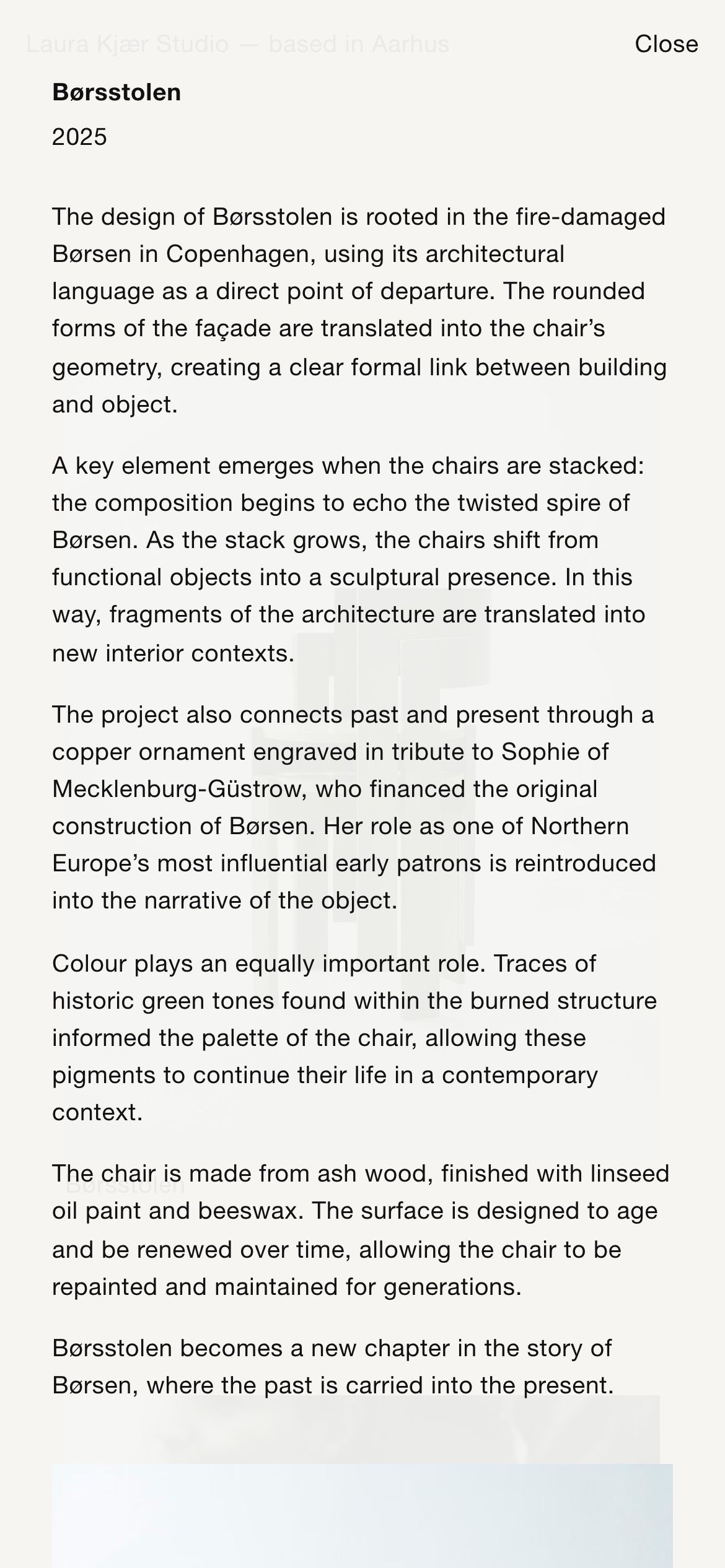 The Børsstolen drawer on a phone, the full project text over a faint view of the list
